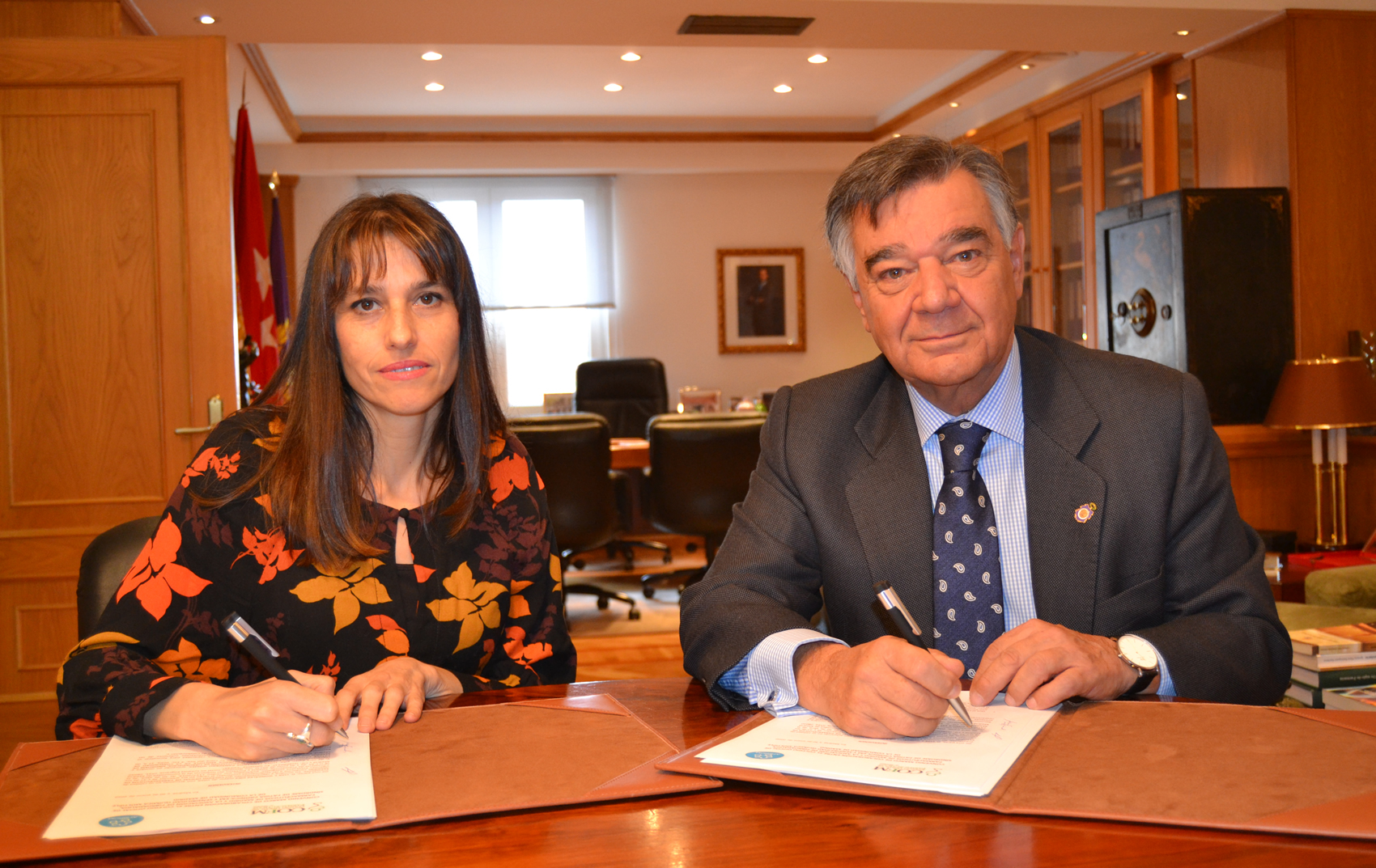 Firma del acuerdo entre Afibrom y el COFM
